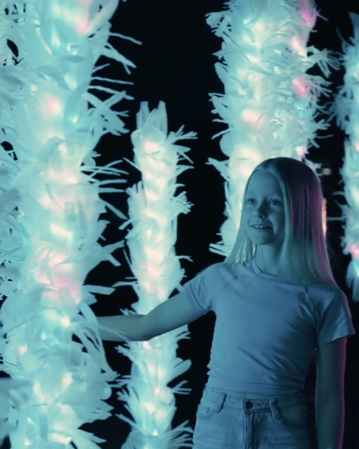 Jeune visiteuse découvrant une installation interactive